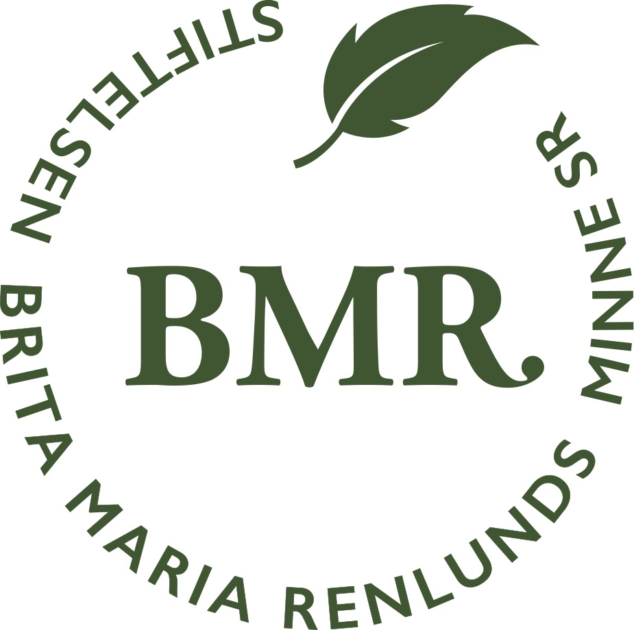 Logotyp för Stiftelsen Brita Maria Renlunds minne. Förkortningen BMR står stort med gröna versaler. Runt det står stiftelsens hela namn runt i en cirkel. Uppe till höger ett grönt blad. 