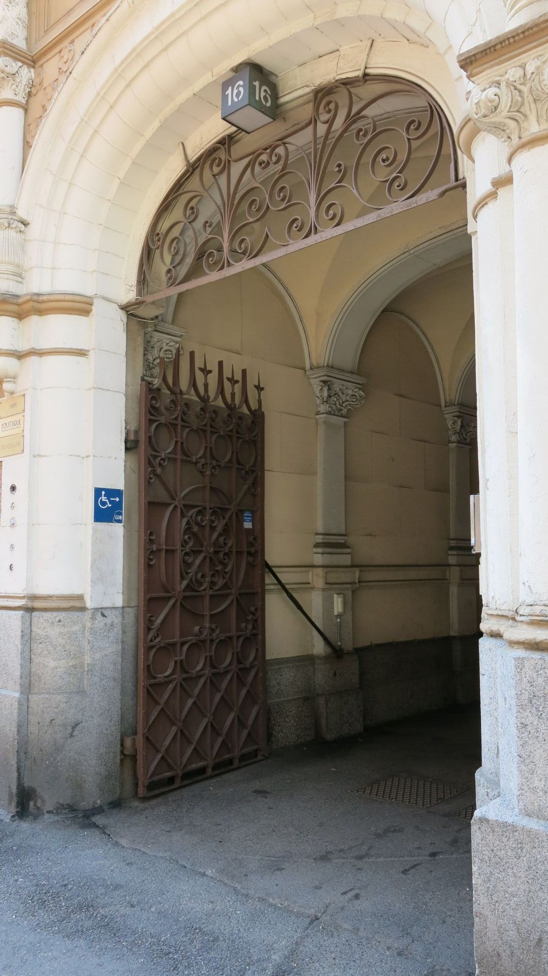 Porten som erbjuder tillgänglig rutt till byggnaden finns på adressen Georgsgatan 16.