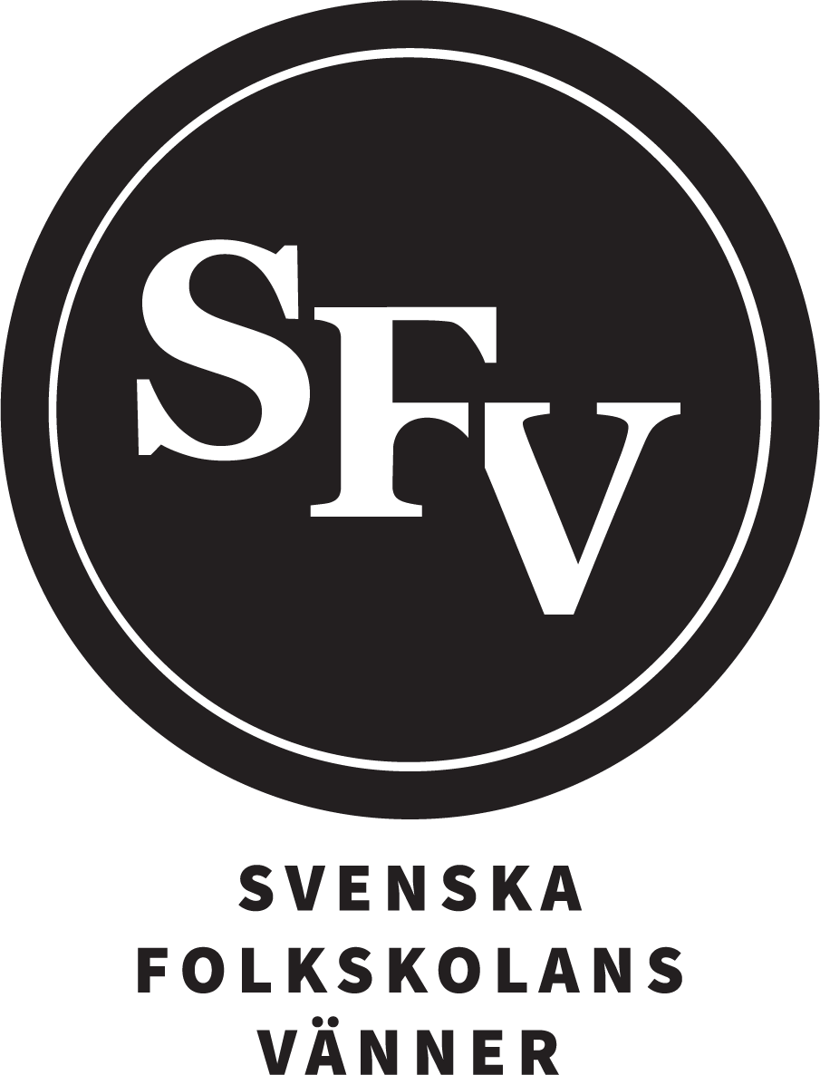 Logotyp för SFV. SFV är skrivet snett nedåt till höger med vita versaler på en svart cirkelformad bakgrund som betonas av en svart cirkelkant. Under cirkeln står texten 'Svenska Folkskolans Vänner' med versaler.